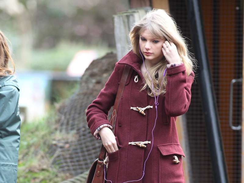 Taylor Swift Visiting The London ZOO Wallpaper