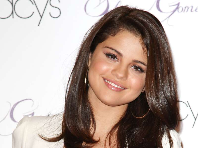 Selena Gomez At Macys In NYC Wallpaper