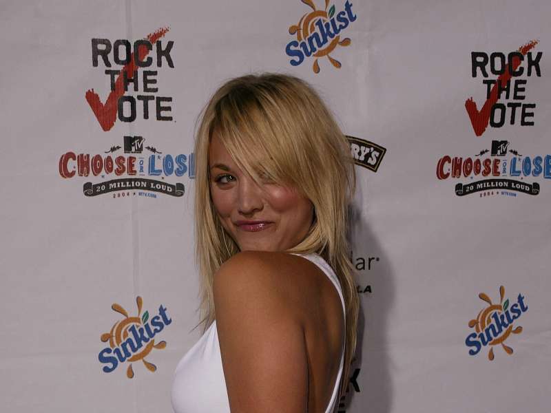 Kaley Cuoco Rock The Vote National Bus Tour Concert In Hollywood Wallpaper