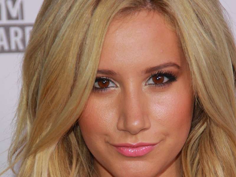 Ashley Tisdale At Sunset Tower Wallpaper