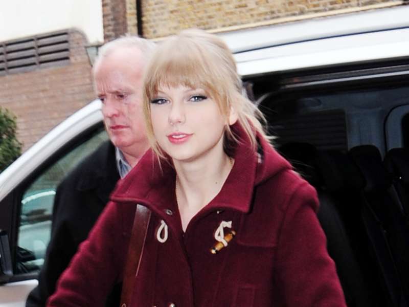 Taylor Swift Outside Her Hotel In London Wallpaper