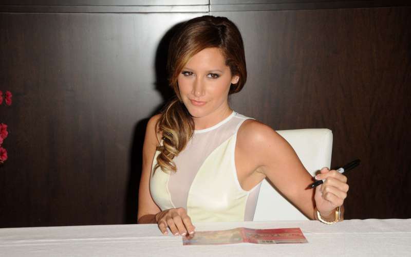 Ashley Tisdale Signing In Barnes And Nobles Wallpaper