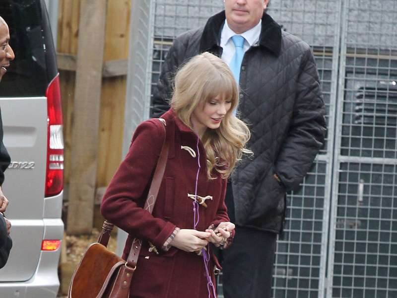 Taylor Swift Visiting The London ZOO Wallpaper